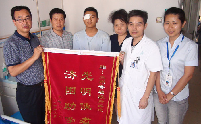 愛(ài)心發(fā)酵:平?jīng)鍪薪逃诸I(lǐng)導(dǎo)攜帶愛(ài)心善款慰問(wèn)堅(jiān)強(qiáng)男孩